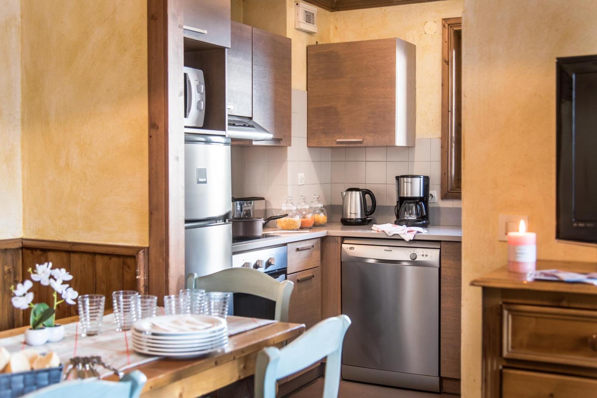 Three-Bedroom Apartment,1215183406:JPEG